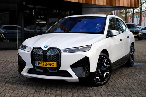 BMW IX XDrive50 High Executive 112 kWh/M-Sportpakket/ACC/B&amp;W/HUD/Laser/Achterasbesturing/Trekhaak/Stoelventillatie