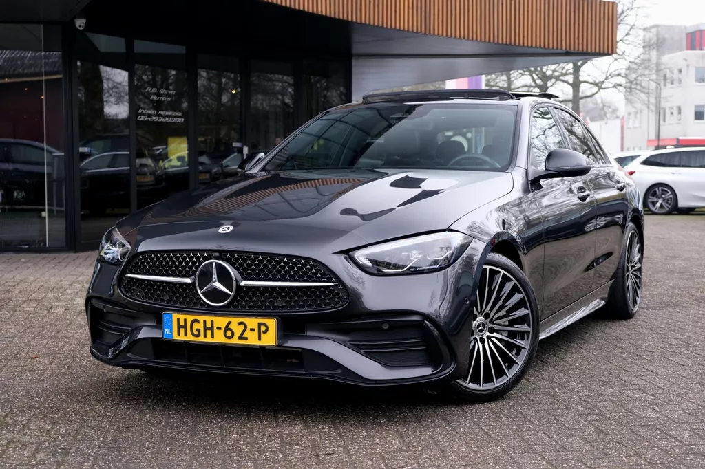 Mercedes-Benz C-klasse 300 4MATIC AMG Line RIJKLAAR! Pano Camera Sfeer Carplay