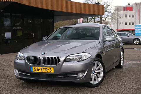 BMW 5 Serie 530i Upgrade Edition|Rijklaar!|Carplay|ACC|Schuifdak|Camera Voor+Achter|Standkachel|