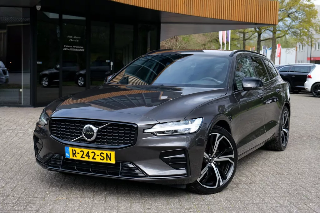 Volvo V60 2.0 B3 Plus Dark|Rijklaar!|PilotAssist|ACC|Camera|Trekhaak|Winterpakket|Carplay|Keyless