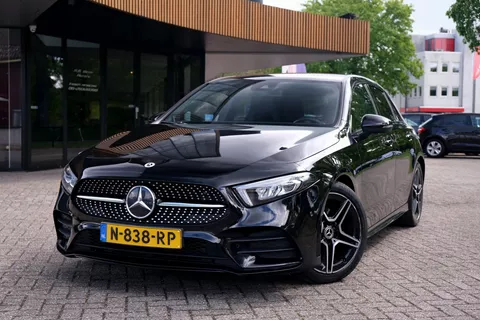 Mercedes-Benz A-klasse 180 Business Solution AMG|Rijklaar!|Widescreen|Ambient LED|Camera|Stoelverwarming|Carplay
