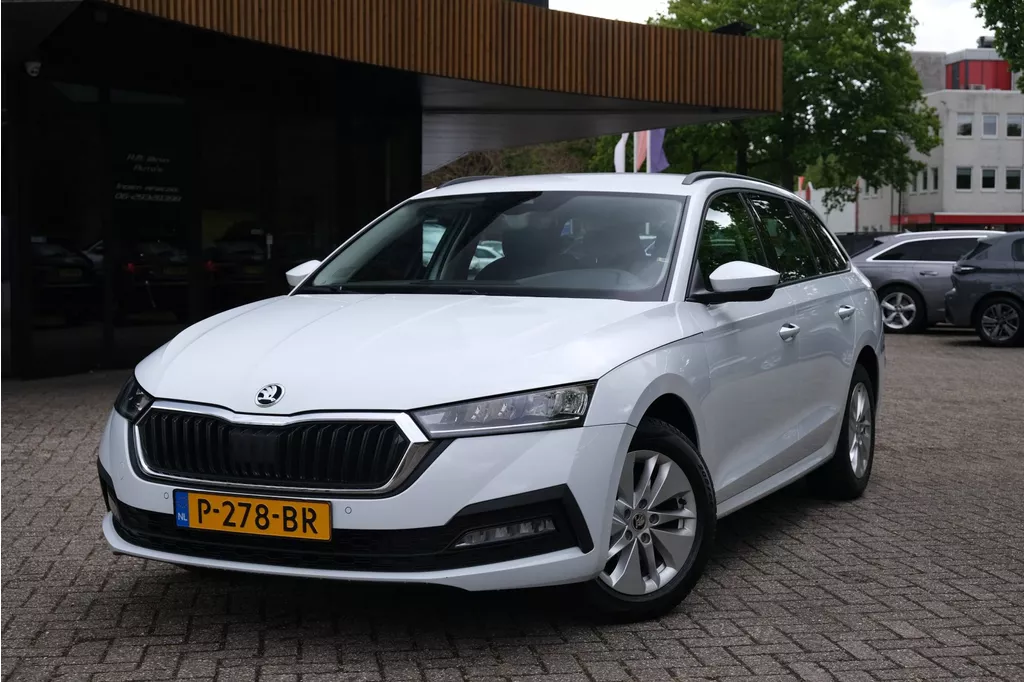 Skoda Octavia Combi 1.5 e-TSI Business Edition|Rijklaar!|Trekhaak|Sfeer|Carplay|Schakelpaddles|Rijstrooksensor
