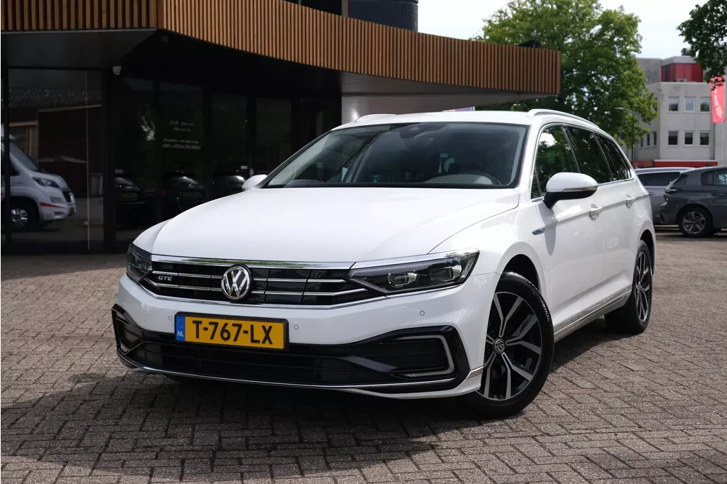Volkswagen Passat Variant 1.4 TSI PHEV GTE Business|Rijklaar!|ACC|Trekhaak|Massage|Carplay|Camera|Alcantara|Stoelverwarming|