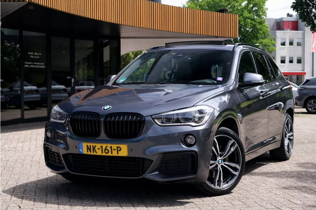 BMW X1 SDrive20i Centennial High Executive|Rijklaar!|M-Sport|Pano|HUD|Trekhaak|Camera|Stoelverwarming
