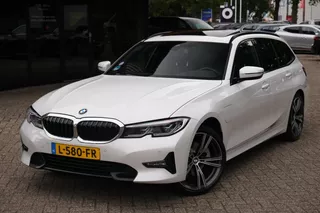 BMW 3 Serie Touring 320e Business Edition Plus M-Pakket Pano Trekhaak Stoelverwarming Carplay Leder