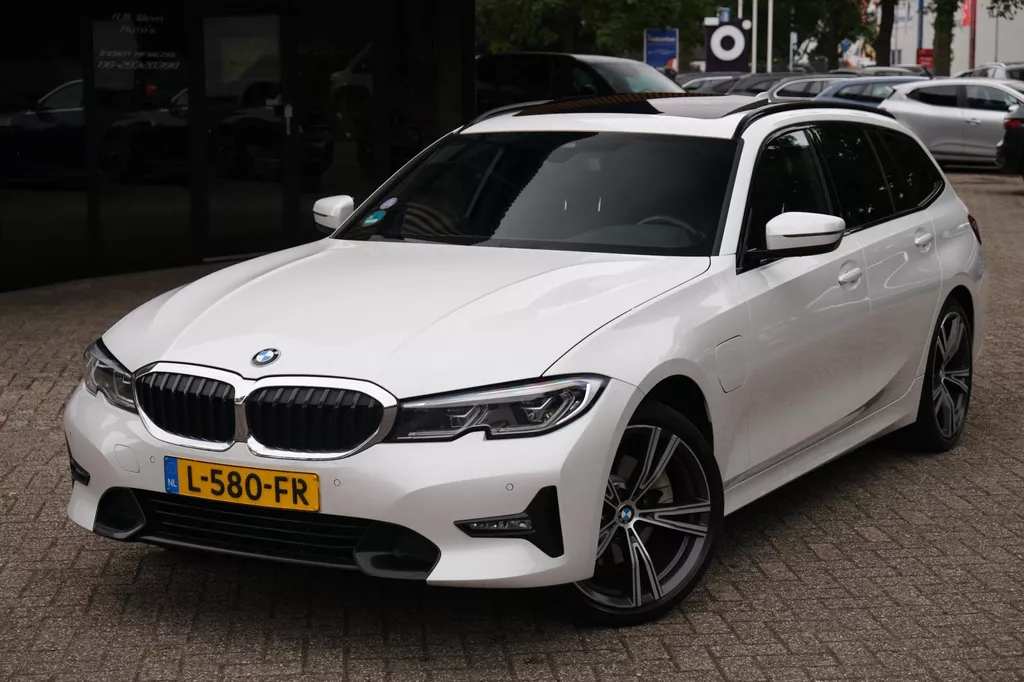BMW 3 Serie Touring 320e Business Edition Plus M-Pakket Pano Trekhaak Stoelverwarming Carplay Leder