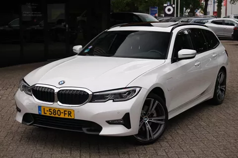 BMW 3-serie Touring 320e Business Edition Plus/M-Pakket/Pano/Trekhaa/Stoelverwarming/Carplay/Leder